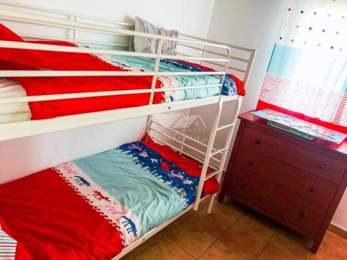 Litera roja blanca y azul en un dormitorio en Casa Rural Aguilas (Murcia), Venta San Felipe, en Águilas