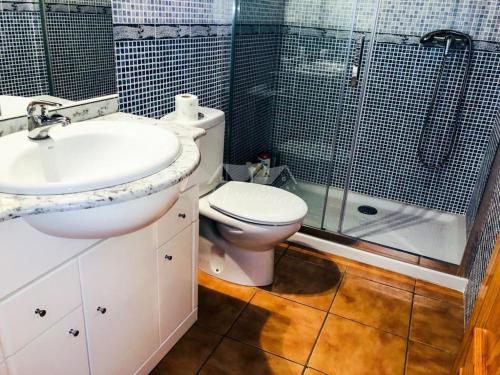 ein Badezimmer mit Toilette, Waschbecken und Dusche in der Unterkunft Casa Rural Aguilas (Murcia), Venta San Felipe in Águilas