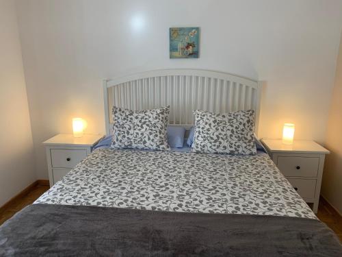 una camera con un grande letto con due lampade sui tavoli di Málaga en familia a Málaga