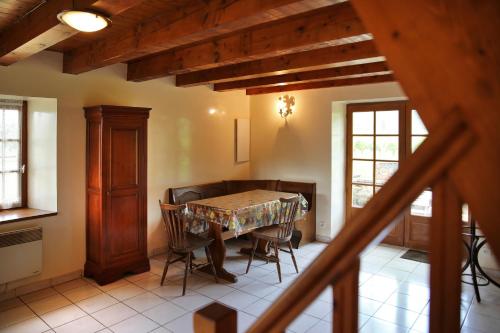 - une salle à manger avec une table et des chaises dans l'établissement GITE LA TENGNE, à Parnac