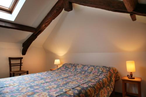 GITE LA TENGNE في Parnac: غرفة نوم بها سرير ومصباحين على الطاولات