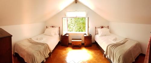 Habitación en el ático con 2 camas y ventana en Casa Dona Beatriz, en Furnas