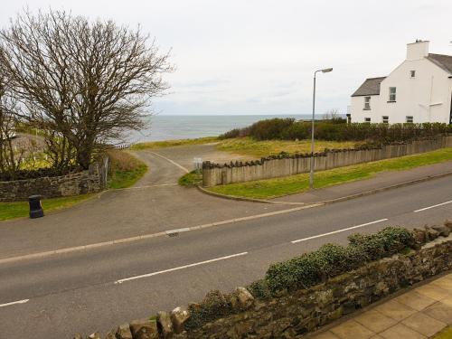 Coastal View في بوشميلس: طريق فارغ بجانب المنزل والمحيط