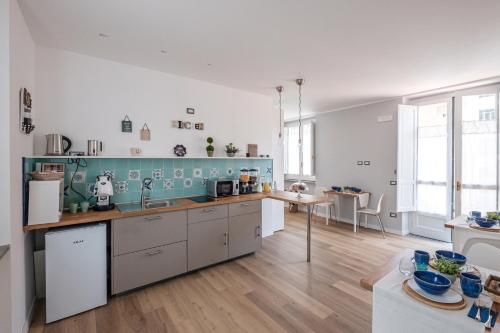 a kitchen with white walls and blue tiles at B&B Terza Luna in Cava deʼ Tirreni