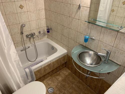 コッキニ・カニオンにあるChristi Apartments A&Βの浴槽、洗面台、トイレを備えたバスルーム