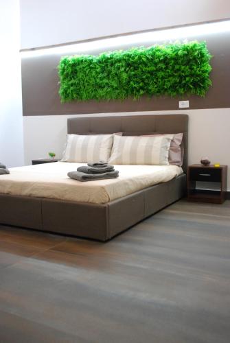 パテルノーにあるEtna Hills Scalilliの緑の壁のベッドルーム1室