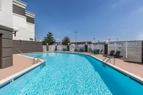a large swimming pool on top of a building at La Quinta by Wyndham Goodlettsville - Nashville in Goodlettsville