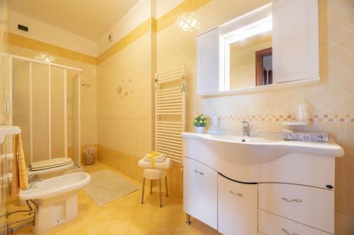 ガリポリにあるLE NOBILI DIMORE-appartamenti in Residence Rosa Virginia-VISTA MAREのバスルーム(白い洗面台、トイレ付)