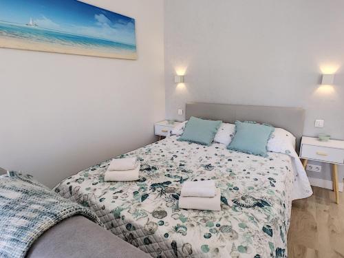 une petite chambre avec un lit et un canapé dans l'établissement Nestor&Jeeves - BLUE OCEAN - Central - Very close beaches, à Nice