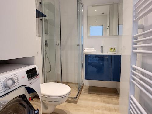 une salle de bain avec toilettes et douche en verre dans l'établissement Nestor&Jeeves - BLUE OCEAN - Central - Very close beaches, à Nice