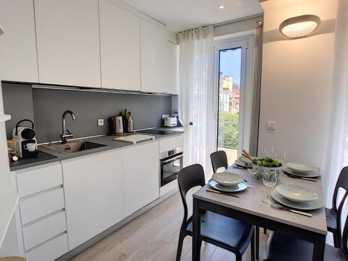 une cuisine et une salle à manger avec une table et des chaises dans l'établissement Nestor&Jeeves - BLUE OCEAN - Central - Very close beaches, à Nice