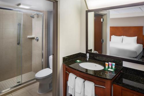 uma casa de banho com um lavatório e um chuveiro. em Hyatt Place Dallas/North Arlington/Grand Prairie em Arlington