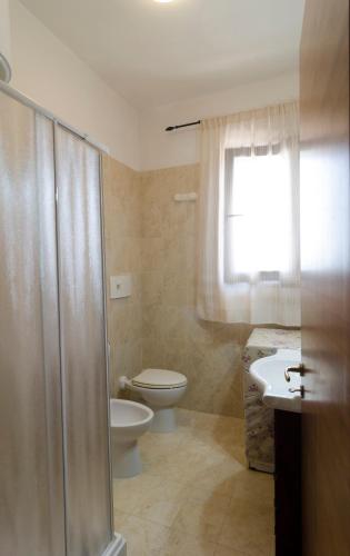 a bathroom with a toilet and a sink at DIMORA ALFAS in Borgagne