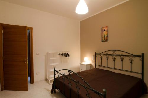 Un dormitorio con una cama con marco de cama negro. en DIMORA ALFAS, en Borgagne