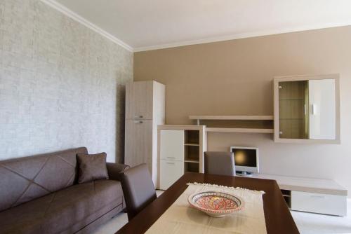 una sala de estar con un sofá y una mesa en DIMORA ALFAS, en Borgagne