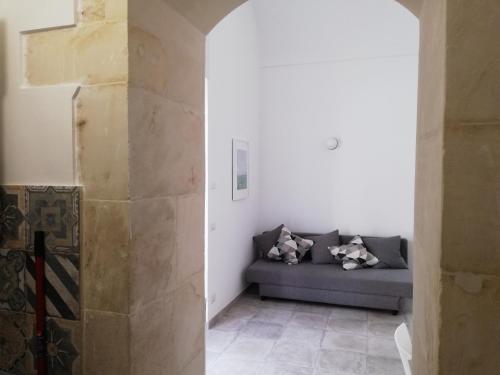a living room with a couch in the corner at Casa Vacanze Scicli Centro in Scicli