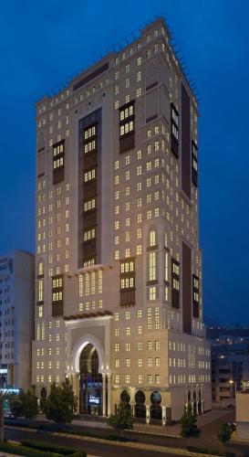 メッカにあるPark Inn by Radisson Makkah Aziziyahのたくさんの窓がある大きな建物