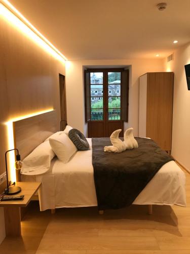 a bedroom with a bed with two swans on it at A Casa da Botica in Samos