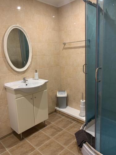 Rocca Apartments tesisinde bir banyo