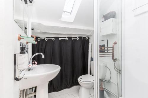 een kleine badkamer met een wastafel en een toilet bij TinyHouse Inn Saint-Germain-des-Près in Parijs
