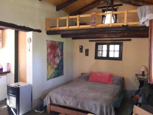 - une chambre avec un lit et une mezzanine dans l'établissement Casita Los Retoños en San Marcos Sierras, à San Marcos Sierras