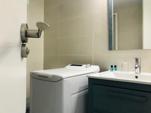 een badkamer met toilet en wastafel bij HOME LOS ELEFANTES in Playa del Inglés