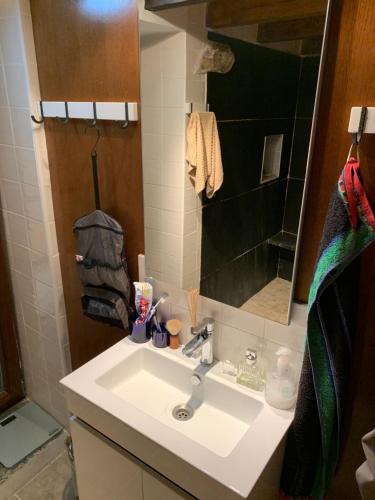 une salle de bain avec un lavabo et un miroir dans l'établissement Portugal Mountain Splendour - Xisto village, à Tarrastal