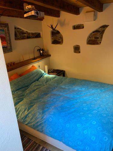 une chambre avec un lit avec une couette bleue dans l'établissement Portugal Mountain Splendour - Xisto village, à Tarrastal