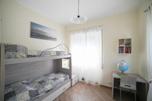 sypialnia z łóżkiem piętrowym i biurkiem w obiekcie Villetta Margherita w Rapallo
