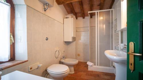 a bathroom with a toilet and a sink at Poggio Al Palio in San Lorenzo a Merse