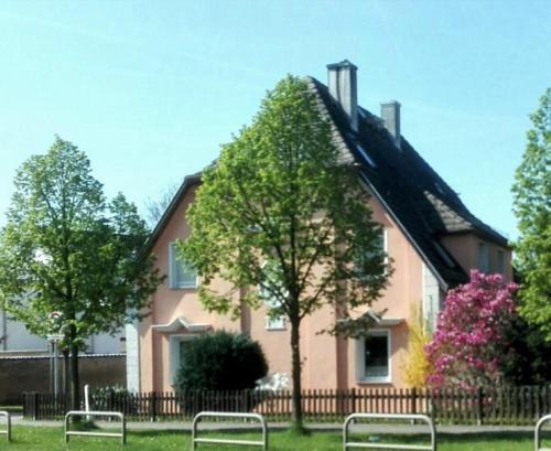 una casa con un techo con bancos delante en Gästewohnung Starsiedel, en Lützen