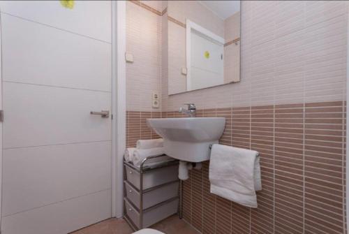 マドリードにあるYour Apartment in Lavapiésのバスルーム(洗面台、鏡付)