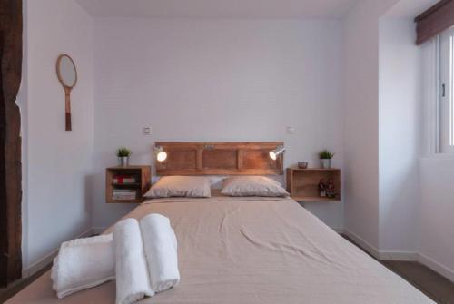 マドリードにあるYour Apartment in Lavapiésのベッドルーム1室(大型ベッド1台、タオル2枚付)