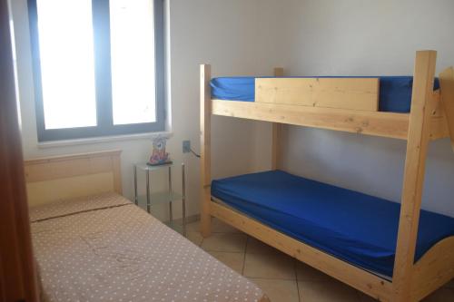una camera con 2 letti a castello con lenzuola blu di Casa Gardenia a San Pietro in Bevagna