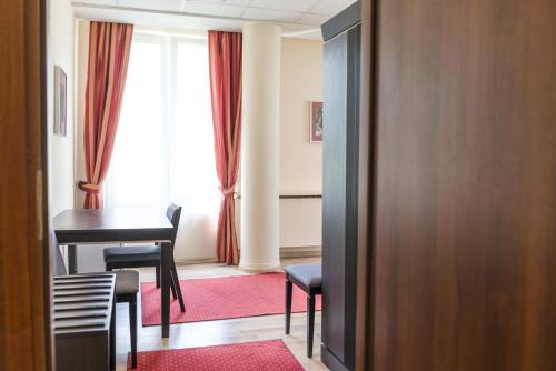 a room with a table and chairs and a window at SCSK Żurawia in Warsaw