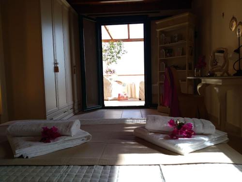 - une chambre avec 2 serviettes au sol et une fenêtre dans l'établissement New Country House Salvia, à Siteía