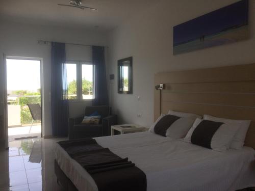 מיטה או מיטות בחדר ב-Poseidon Suites Hotel