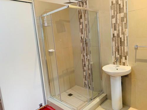 Phòng tắm tại Mbalenhle Guest House (Self-Catering)