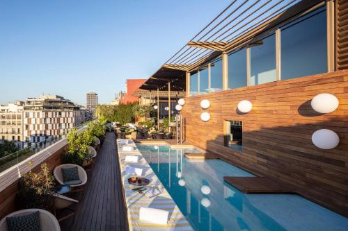 un balcone con piscina in un edificio di Sir Victor Hotel, part of Sircle Collection a Barcellona