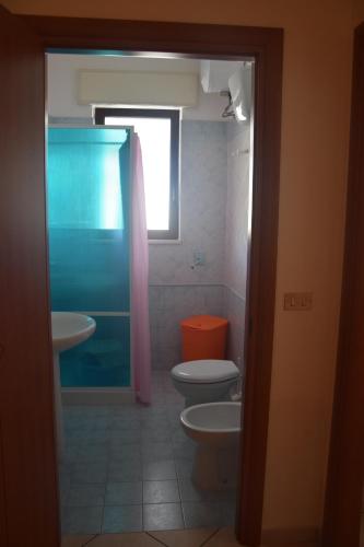 bagno con servizi igienici e lavandino di Casa Gardenia a San Pietro in Bevagna