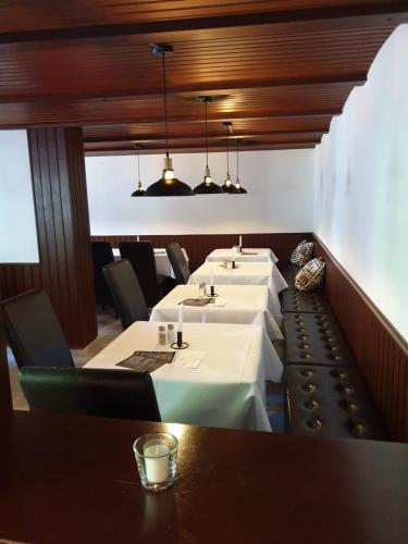 a row of tables and chairs in a restaurant at El Capitan nähe Movie Park in Schermbeck