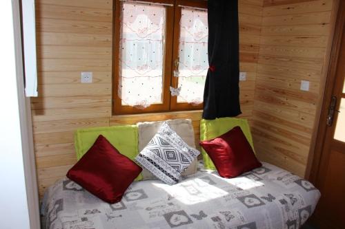 Habitación con cama con almohadas y ventana en Ferme Du Pre Vert - Chambres d'hôtes B&B en Nort-Leulinghem