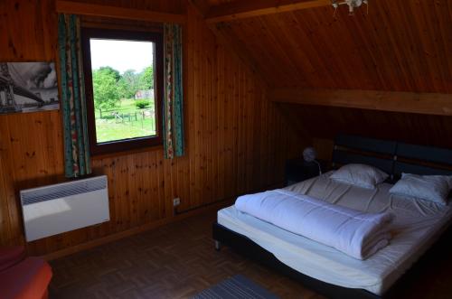 A bed or beds in a room at Chalet "Le bucheron"