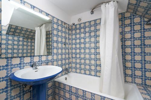 ポルシェスにあるAuffret Holidaysの青と白のバスルーム(シンク、鏡付)