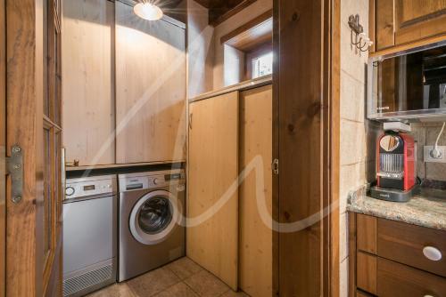 a laundry room with a washer and dryer at BACIVER in Aubert