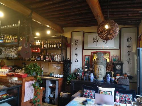 a bar with a statue of a head on the wall at Guixu Huatang Homestay in Qinhuangdao