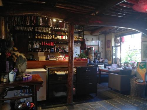 Ο χώρος του lounge ή του μπαρ στο Guixu Huatang Homestay