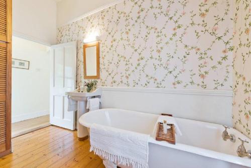 The Bunker Cottage, Baltray tesisinde bir banyo