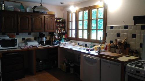 une cuisine avec un évier et un plan de travail dans l'établissement hâvre de paix en Gascogne, à Courrensan