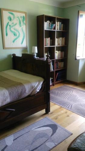 une chambre avec un lit et une étagère dans l'établissement hâvre de paix en Gascogne, à Courrensan